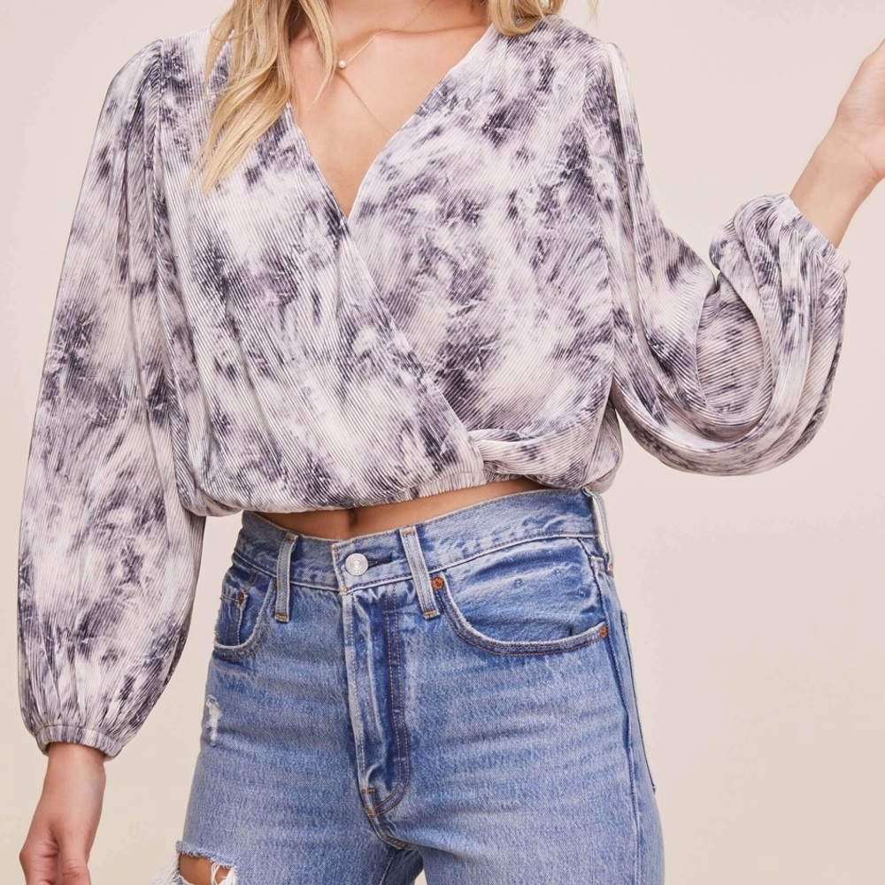 *Free Gift W Purchase* ASTR pleated blue tie dye top never worn. Size XL.